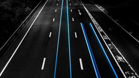 en öde motorväg på natten